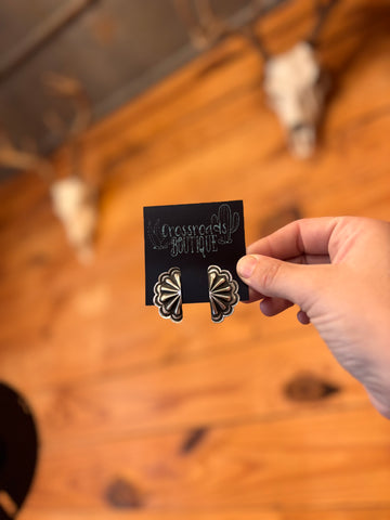 XLarge 1/2 Cut Conch Stud